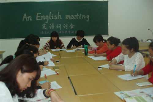 現(xiàn)外象湖校區(qū)組織英語教師參加學(xué)校展示課活動(dòng)