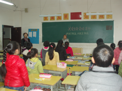 現(xiàn)外象湖校區(qū)開展“關(guān)愛生命，文明出行”交通安全教育主題活動(dòng)
