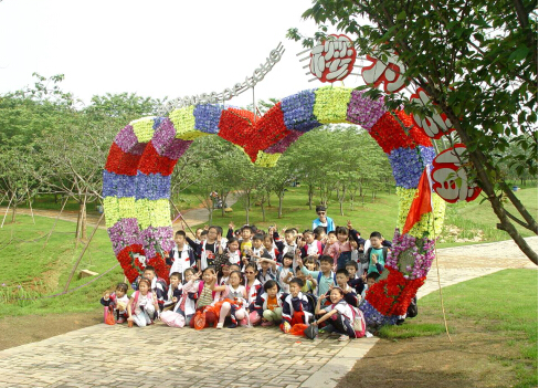 現(xiàn)外象湖校區(qū)組織學(xué)生開(kāi)展春游活動(dòng)