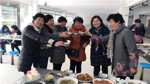 南昌現(xiàn)代外國語學校(象湖校區(qū)) 組織全校教職員工開展辭舊迎新大聚會